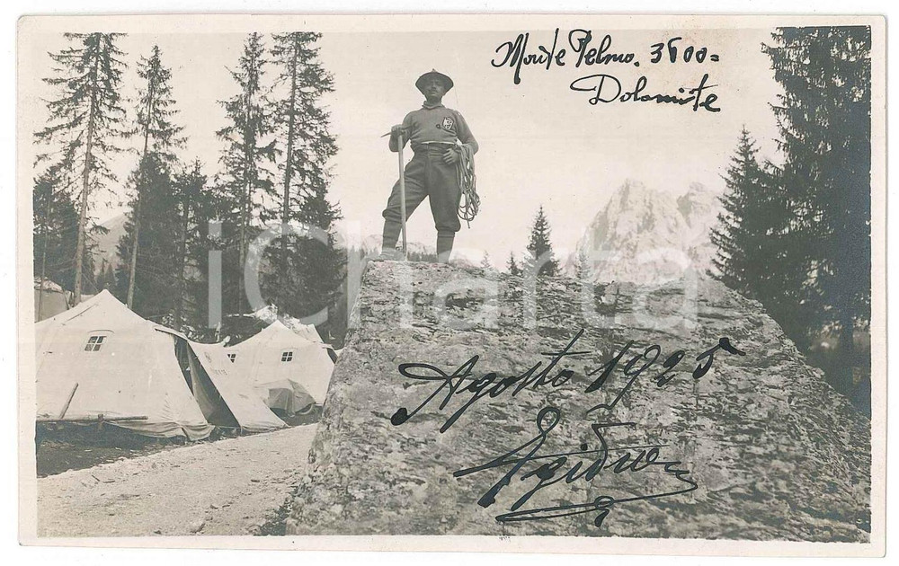 Agosto 1925 DOLOMITI - MONTE PELMO - Alpinista presso l'accampamento *Foto 14x9 Fotografia d'epoca, con didascalia manoscritta al recto.FOTOGRAFO: Achille Flecchia - Lavori Industriali e Sportivi, Milano GOOD/buono  Formato: 14x9 cm originale e autentica 1
