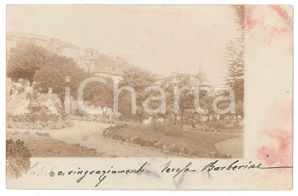1900 PALESTRINA (RM) Giardino Palazzo BARBERINI *Foto autografo Teresa BARBERINI  Fotografia d'epoca, in formato cartolina postale, con messaggio autografo della principessa Teresa Barberini all'architetto Francesco Azzurri.Viaggiata. POOR/danneggiato lievi piegature; danni da umidità al lato destro Formato: 14x9 cm originale e autentica 1