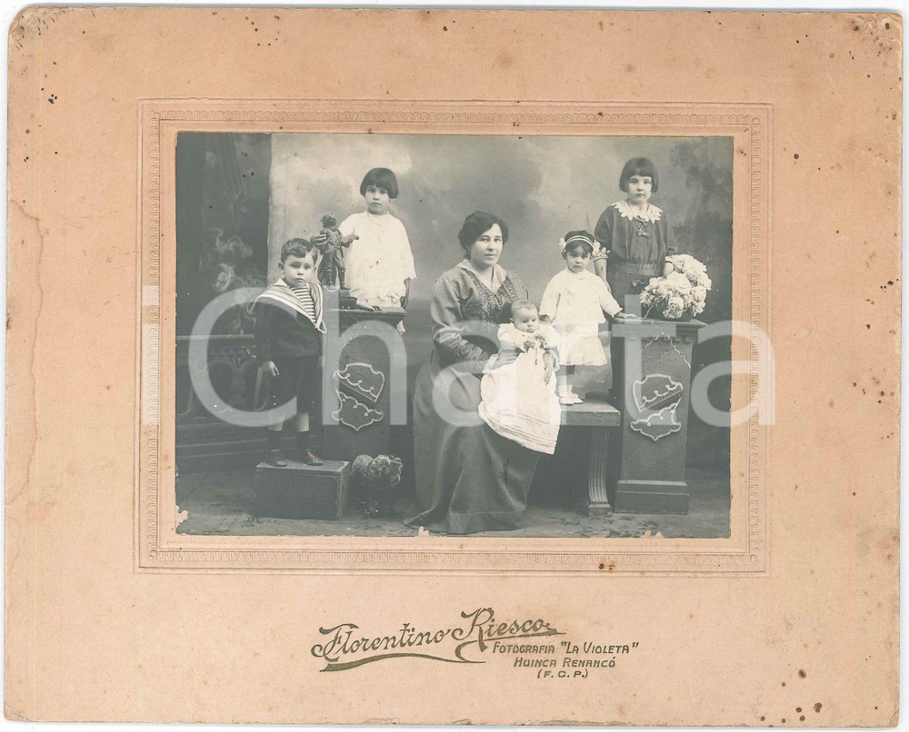 1910 ca HUINCA RENANCÓ (ARGENTINA) Ritratto di donna con 5 bambini - Foto Fotografia d'epoca, su cartoncino rigido.FOTOGRAFIA: Florentino Riesco - Fotografia "La Violeta", Huinca Renanc&oacute; FAIR/discreto piegature angolari con lievi sbrecciature; fioriture al cartoncino Formato: 23x18 cm originale e autentica 1