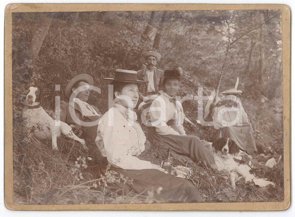 1900 ca LOMBARDIA (?) Escursionisti con cani in un bosco - Foto 18x13 cm Fotografia d'epoca, su cartoncino rigido. GOOD/buono fotografia in buone condizioni, ma smussature angolari Formato: 18x13 cm originale e autentica 1