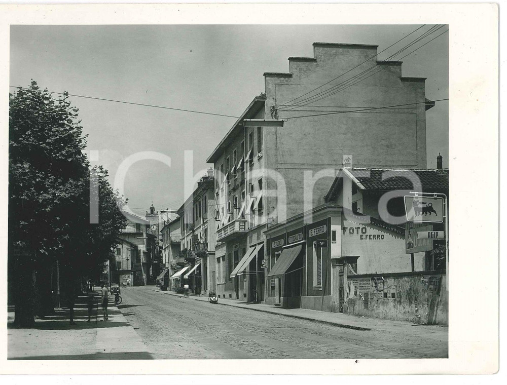 1950 ca CUORGNE' (TO) Via Torino con lo Studio Fotografico E. FERRO - Foto Fotografia d'epoca. GOOD/buono ma minime piegature angolari Formato: 18x13 cm originale e autentica 1