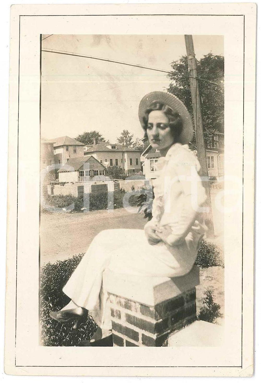 1930 ca ITALIA Giovane donna su un muretto - Ritratto - Foto 9x13 cm  Fotografia d'epoca, con dedica al verso. FAIR/discreto piccole piegature angolari e lievi graffi Formato: 9x13 cm originale e autentica 1