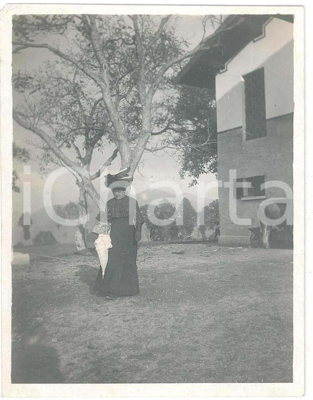 1900 ca ITALIA Donna in campagna in abito da passeggio - Foto VINTAGE 8x11 cm  Fotografia d'epoca. FAIR/discreto piccole piegature angolari, con minima mancanza Formato: 8x11 cm originale e autentica 1