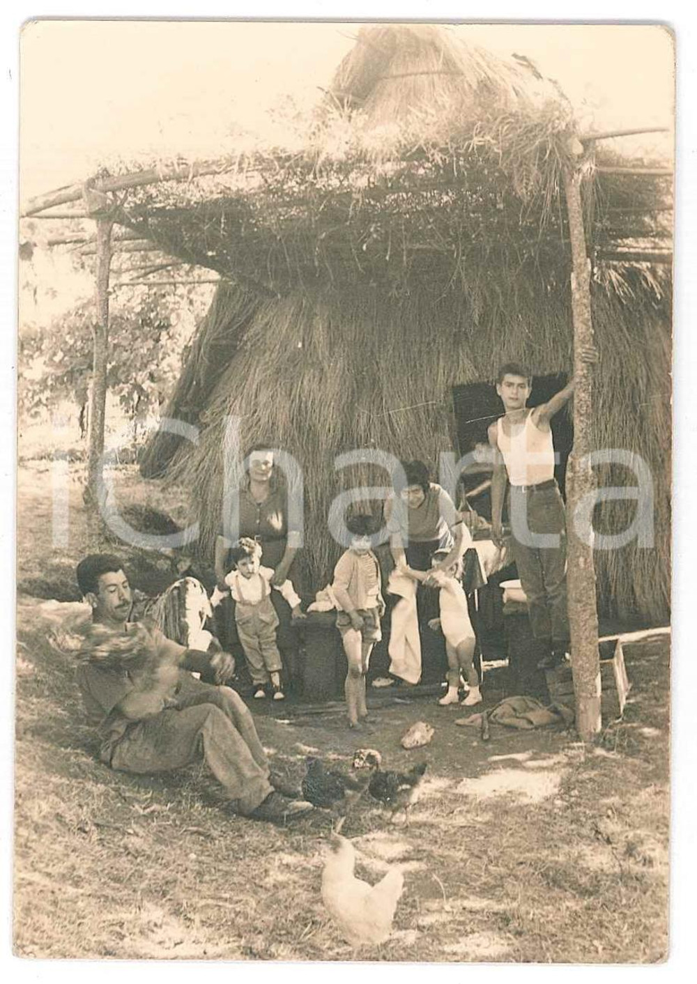 1930 ca ITALIA (?) Famiglia in campagna con capanno in paglia Fotografia anonima  Fotografia d'epoca. POOR/danneggiato Lievi smussature agli angoli Formato: 7x10 cm originale e autentica 1