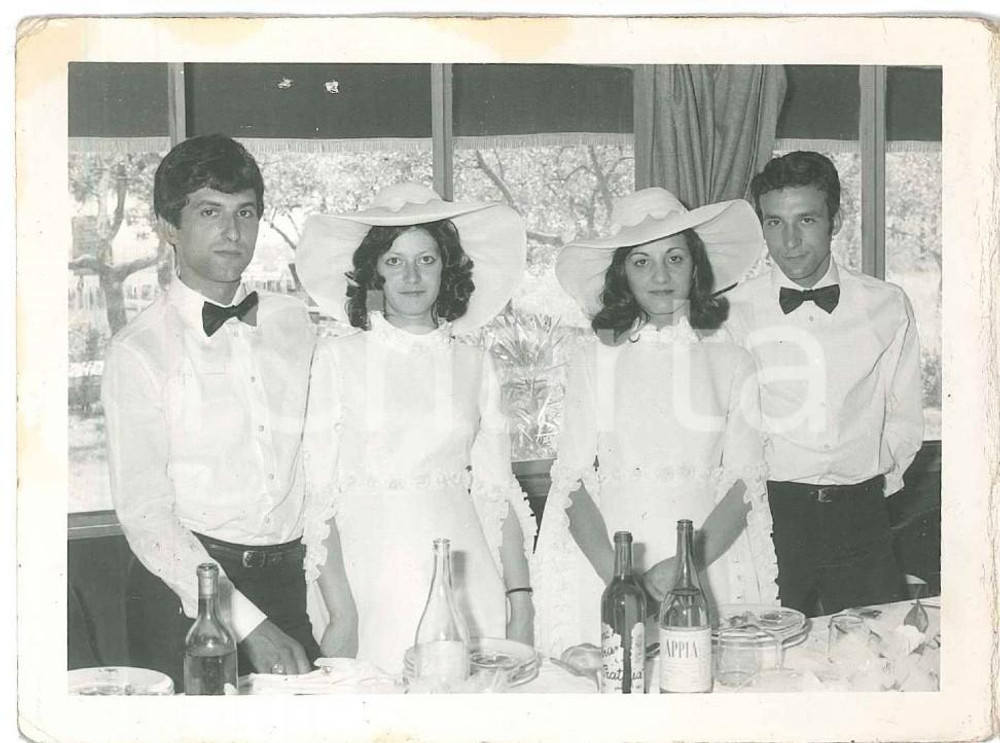 1960 ca ITALIA (?) Matrimonio di due gemelle - Fotografia anonima 12x9  cm  Fotografia d'epoca. POOR/danneggiato Smussature e piegature agli angoli, aloni diffusi Formato: 12x9 cm originale e autentica 1