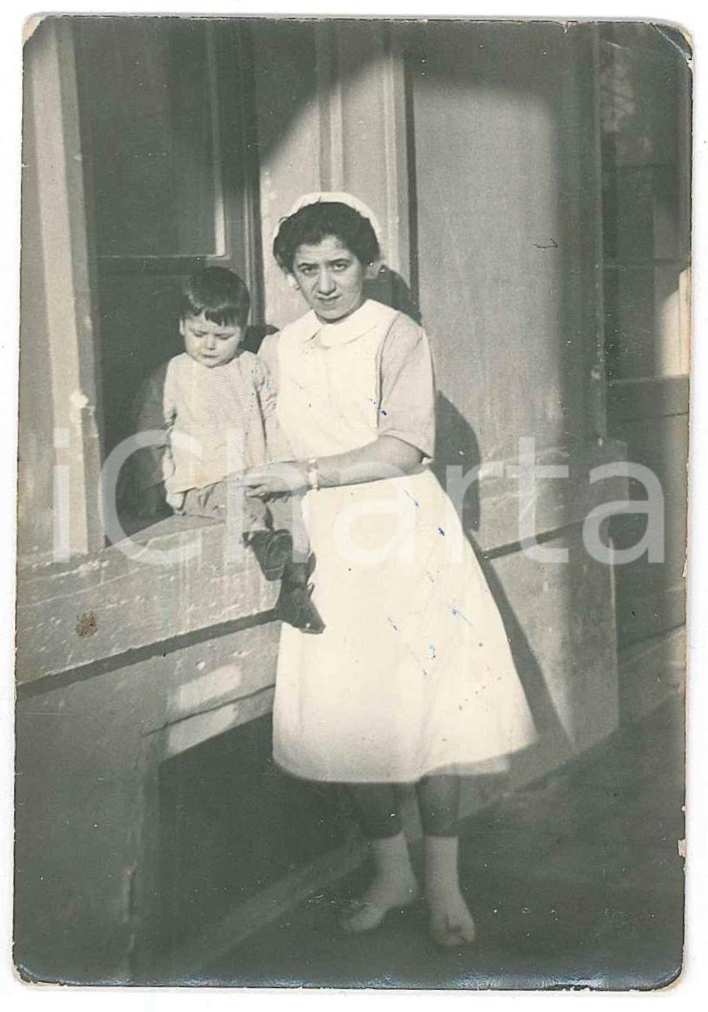 1920 ca ITALIA Infermiera in posa con bambino - Fotografia anonima 6x9 cm  Fotografia d'epoca. POOR/danneggiato Lievi smussature agli angoli, gualciture diffuse Formato: 9x6 cm originale e autentica 1