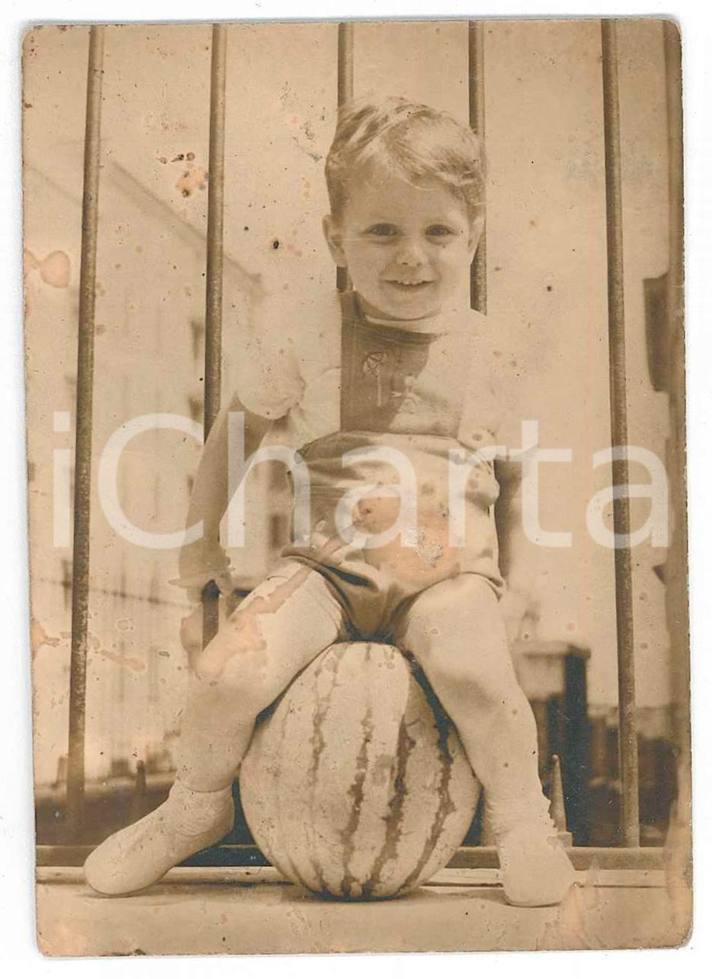 1940 ca s.l. ITALIA Bambino seduto su un cocomero - Foto DANNEGGIATA 7x10 cm  Fotografia d'epoca. VERY POOR/gravemente danneggiato macchie diffuse e piccolo residuo cartaceo al centro Formato: 7x10 cm originale e autentica 1