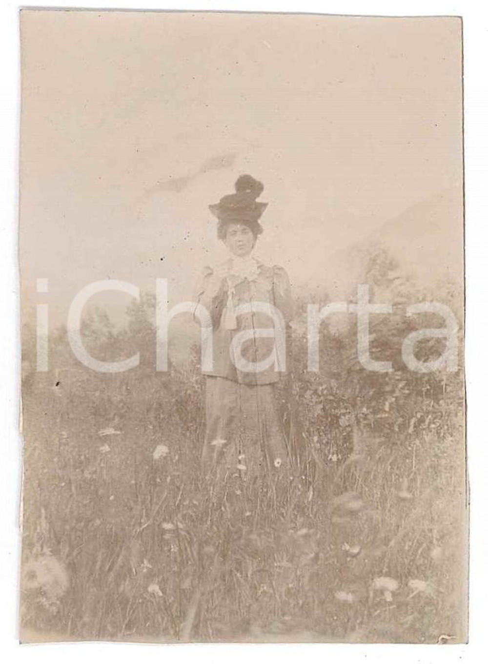1900 ca. ITALIA - Donna con ombrellino - Fotografia anonima  Fotografia d'epoca, su carta sottile.  GOOD/buono  Formato: 6 x 9 cm originale e autentica 1