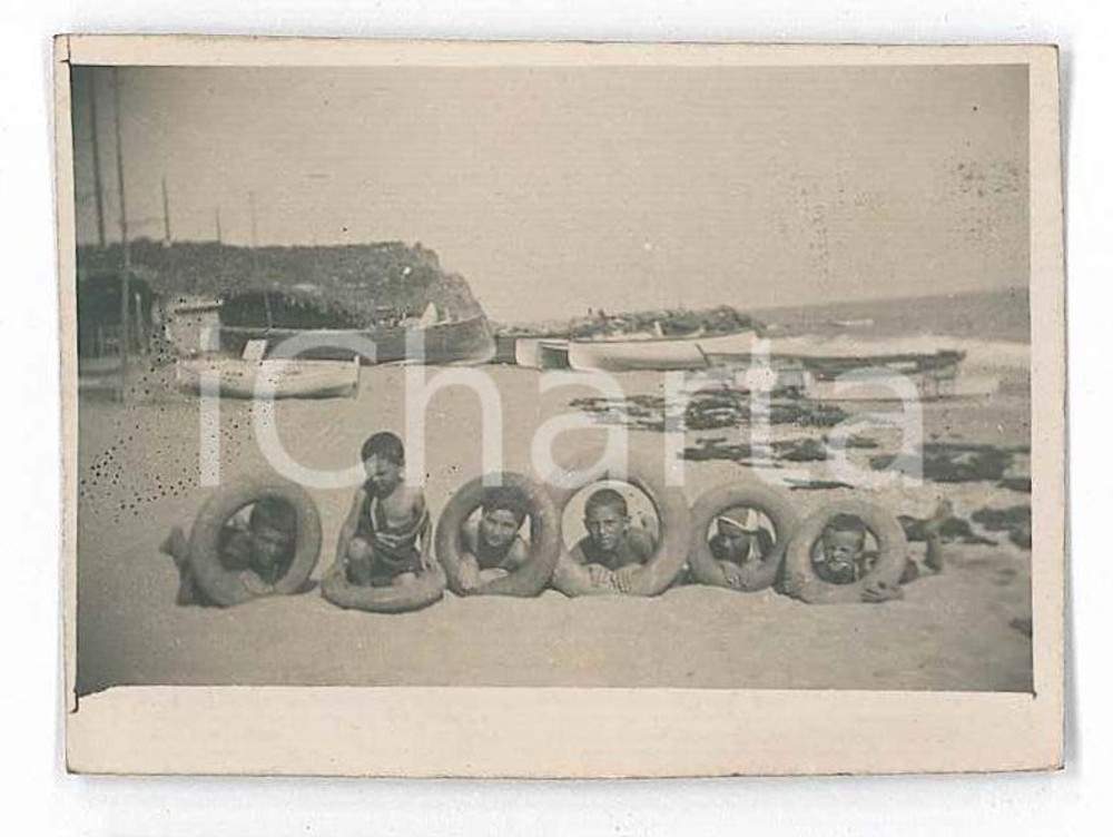 1926 ALBISSOLA MARINA Bambini in spiaggia con salvagente - Foto VINTAGE 6x4 cm  Fotografia d'epoca, con didascalia manoscritta al verso (che indica 1925, ma &egrave; pi&ugrave; probabilmente 1926). GOOD/buono  Formato: 6x4 cm originale e autentica 1