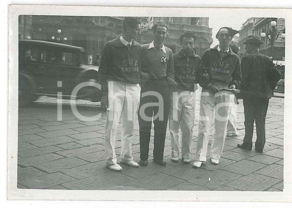 1934 MILANO CORDUSIO Arrivo giovani GUF TORINO per i Littoriali - Foto 9x6 cm  Fotografia d'epoca, con didascalia al verso. GOOD/buono  Formato: 9x6 cm originale e autentica 1