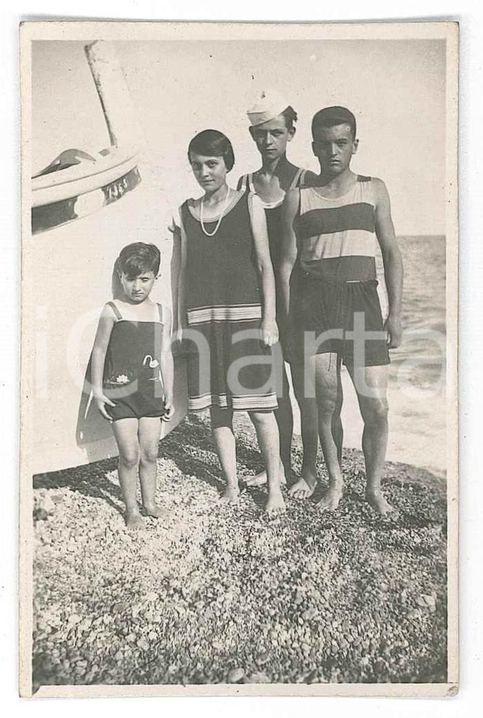 1928 ALBISSOLA MARINA Ragazzi in riva al mare - Foto VINTAGE 6x9 cm  Fotografia d'epoca, con didascalia manoscritta al verso. GOOD/buono  Formato: 6x9 cm originale e autentica 1