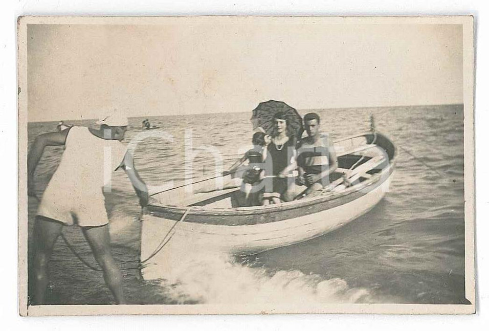 1928 ALBISSOLA MARINA Ragazzi partono in barca - Foto VINTAGE 9x6 cm  Fotografia d'epoca, con didascalia manoscritta al verso. GOOD/buono  Formato: 9x6 cm originale e autentica 1
