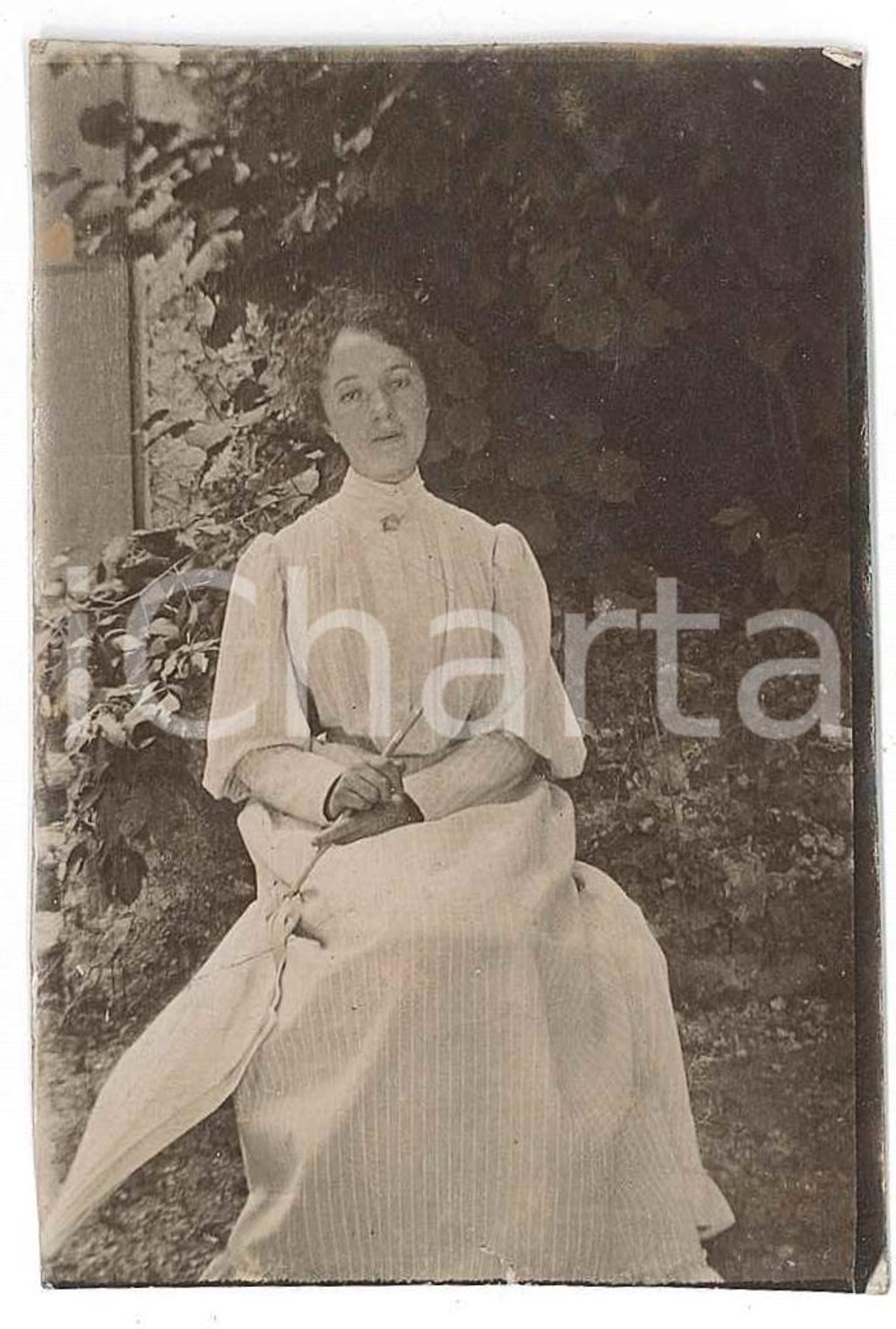 1900 ca. ITALIA - Ritratto di donna seduta in giardino *Fotografia anonima  Fotografia d'epoca, su carta sottile.  POOR/danneggiato Abrasioni angolari e piegature Formato: 6 x 9 cm originale e autentica 1