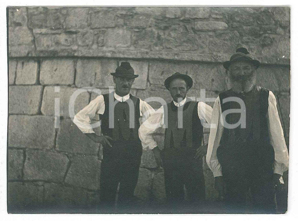 1925 ca s. l. ITALIA COSTUMI Tre uomini in abiti tradizionali *Foto VINTAGE 10x7  Fotografia d'epoca. GOOD/buono  Formato: 10x7 cm originale e autentica 1