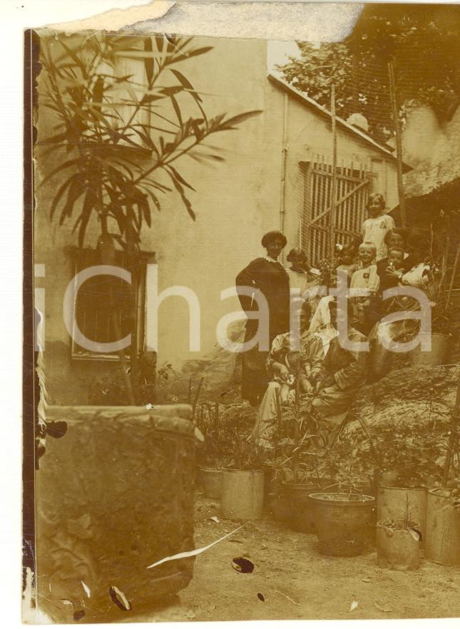 1915 ca Area di TORINO Gruppo di famiglia in cortile - Foto DANNEGGIATA 8x11 cm  Fotografia d'epoca, su carta sottile. VERY POOR/gravemente danneggiato mancanza al lato superiore con abrasione; difetti di stampa Formato: 8x11 cm originale e autentica 1