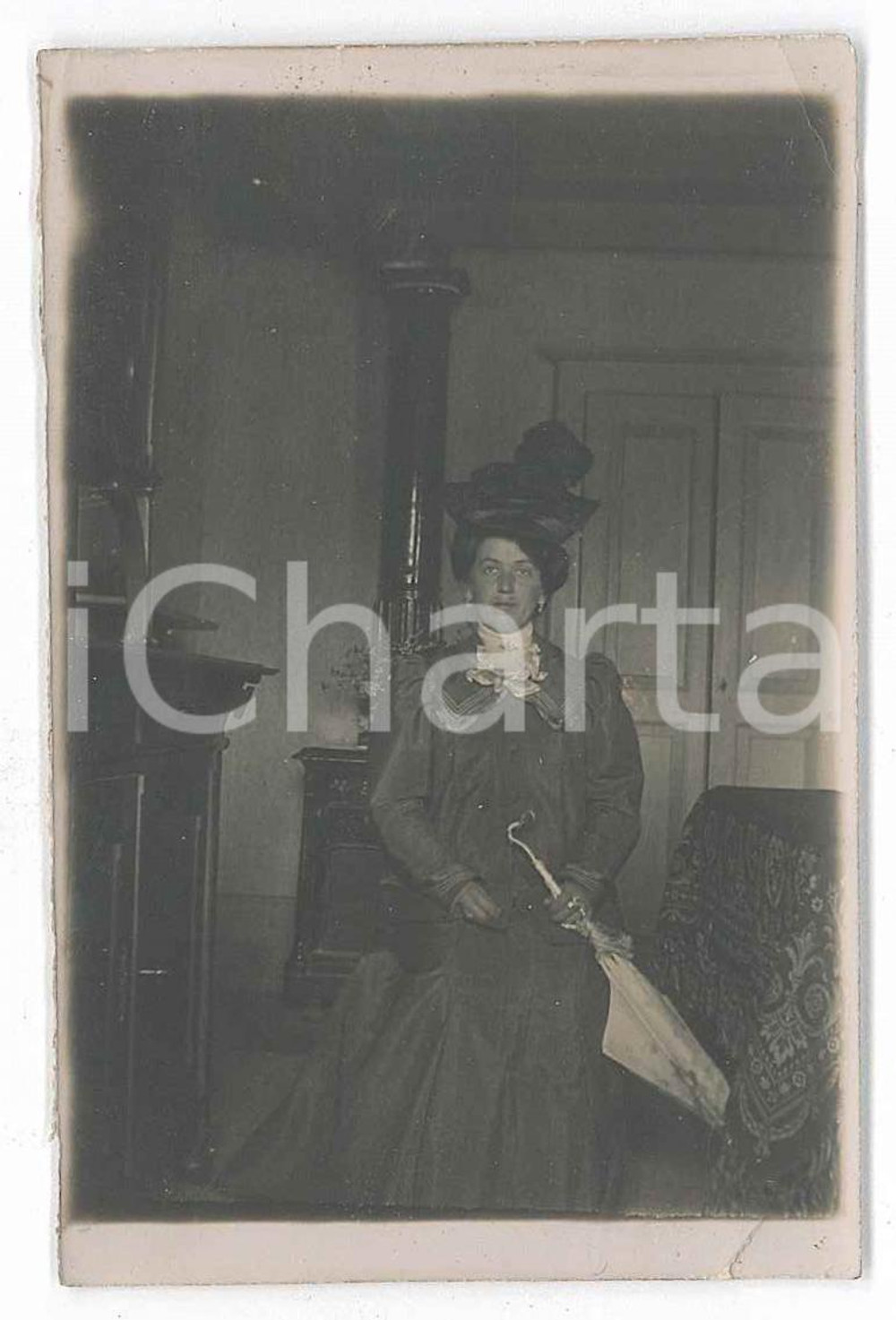 1900 ca. ITALIA - Ritratto di donna in camera con ombrello *Fotografia anonima  Fotografia d'epoca, su carta sottile.  POOR/danneggiato Evidenti piegature angolari Formato: 6 x 9 cm originale e autentica 1