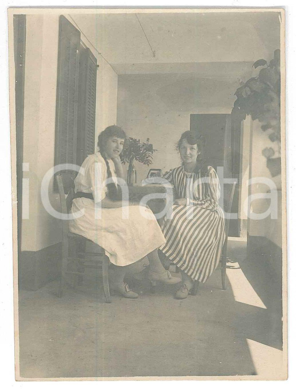 1919 ANDRATE (TO) Giovani donne in cortile - Ritratto *Foto VINTAGE 8x11 cm  Fotografia d'epoca, con didascalia manoscritta al verso. GOOD/buono  Formato: 10x7 cm originale e autentica 1