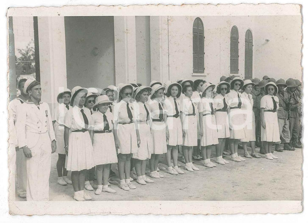 1941 ca GIL ITALIA - COLONIE - Adunata alla Casa del Fascio - Giovani italiane  Fotografia d'epoca, con didascalia manoscritta al verso. FAIR/discreto minime piegature angolari Formato: 12x8 cm originale e autentica 1