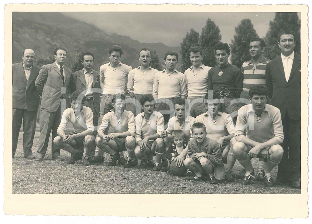 1956 BARCELONNETTE (F) CALCIO - Squadra italiana in trasferta - Foto VINTAGE  Fotografia d'epoca, con i nomi dei calciatori al verso.FOTOGRAFO: Fratelli Bono - Borgo San Dalmazzo POOR/danneggiato piegature al lato destro Formato: 15x10 cm originale e autentica 1