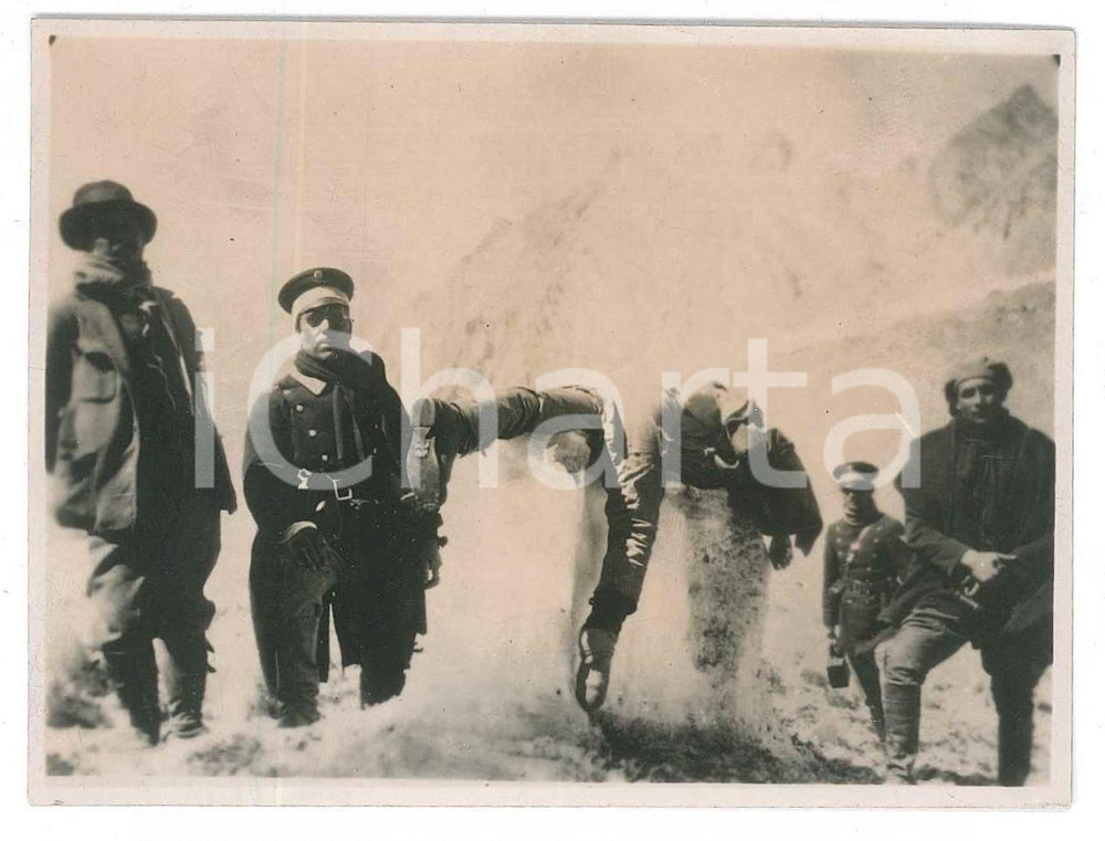 1915 ca s. l. WW1 ITALIA Recupero di un soldato caduto - Foto 10x8 cm  Fotografia d'epoca. GOOD/buono piegature marginali e all'angolo superiore destro Formato: 10x8 cm originale e autentica 1
