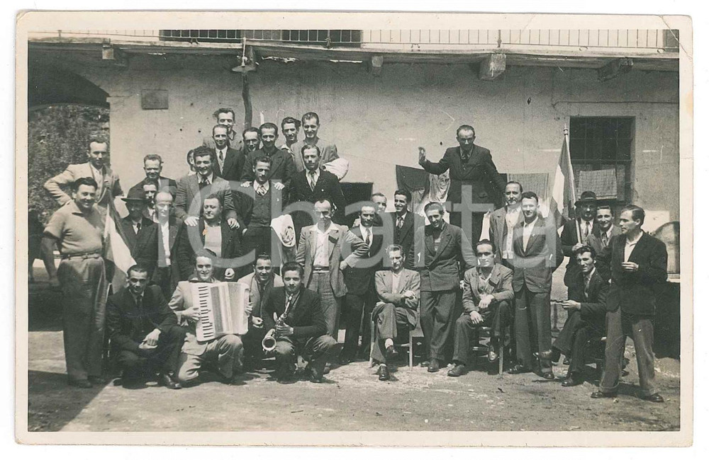 1950 ca s. l. ITALIA Gruppo di uomini con fisarmonica e sassofono - Foto VINTAGE  Fotografia d'epoca. POOR/danneggiato piegature marginali e all'angolo superiore destro Formato: 13x9 cm originale e autentica 1