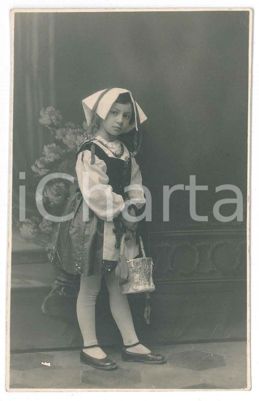 1925 ca Area di ALESSANDRIA Bambina in costume contadino - Foto VINTAGE  Fotografia d'epoca, in formato cartolina postale.FOTOGRAFO: V. Ghirardini - Alessandria GOOD/buono ma piccola abrasione al lato inferiore Formato: 9x13 cm originale e autentica 1