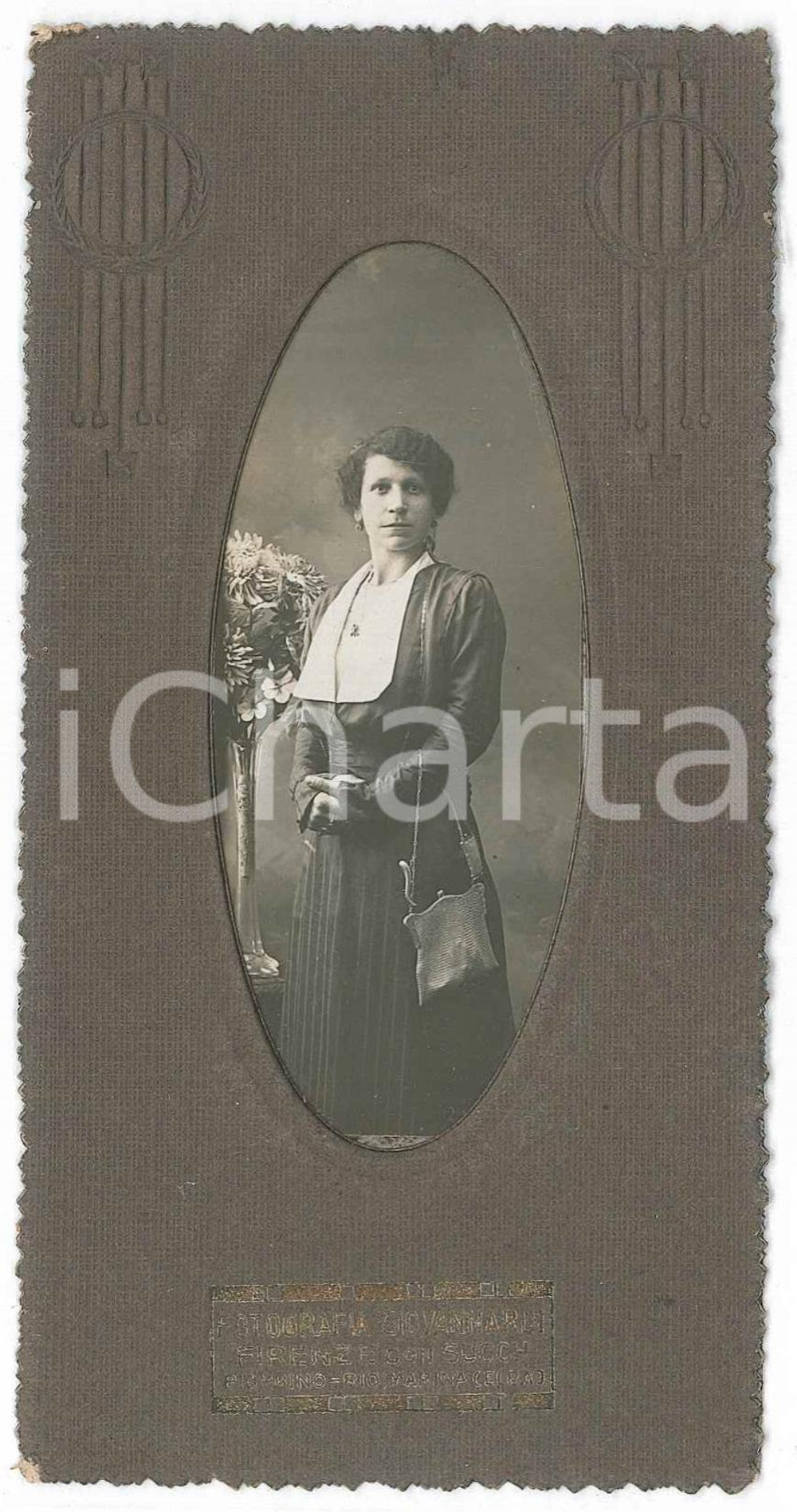 1915 ca FIRENZE Ritratto di donna con la borsetta - Foto GIOVANNARDI 7x14 cm  Fotografia d'epoca, montata su cartoncino. GOOD/buono  Formato: 8x13 cm originale e autentica 1
