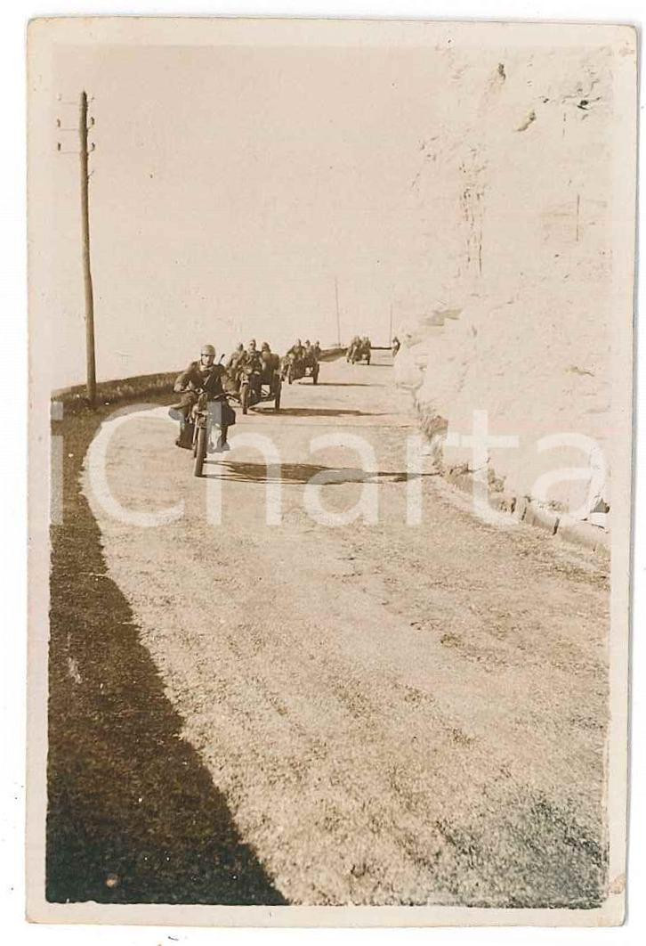 1943 ITALIA Colonna di motociclisti su un tornante *Foto VINTAGE 6x9 cm  Fotografia d'epoca, con dedica al verso del motociclista in testa al gruppo, Mario Caldani. GOOD/buono  Formato: 6x9 cm originale e autentica 1