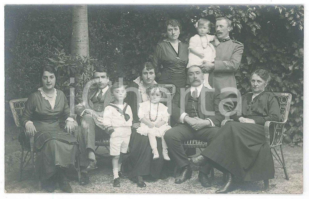 1910 ca ITALIA Ritratto di famiglia in giardino - Foto cartolina VINTAGE (2)  Fotografia d'epoca, in formato cartolina postale. GOOD/buono  Formato: 14x9 cm originale e autentica 1