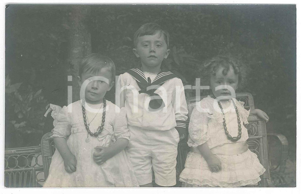 1910 ca ITALIA Ritratto di tre bambini in giardino - Foto cartolina VINTAGE (1)  Fotografia d'epoca, in formato cartolina postale. GOOD/buono  Formato: 14x9 cm originale e autentica 1