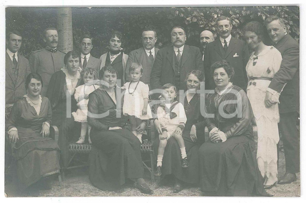 1910 ca ITALIA Ritratto di famiglia in giardino - Foto cartolina VINTAGE (1)  Fotografia d'epoca, in formato cartolina postale. GOOD/buono ma piccola macchia centrale Formato: 14x9 cm originale e autentica 1
