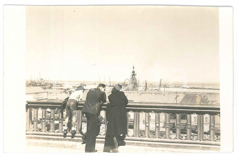 1950 ca ALGERI Famiglia al porto - Ritratto - Foto VINTAGE 14x8 cm  Fotografia d'epoca, con didascalia manoscritta al verso. FAIR/discreto margini lievemente rifilati Formato: 9x14 cm originale e autentica 1