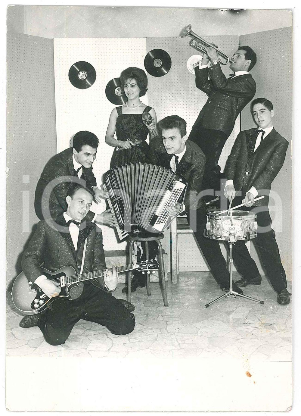 1960 ca ITALIA Orchestrina in concerto - Foto VINTAGE 10x15 cm  Fotografia d'epoca. FAIR/discreto macchia al margine inferiore Formato: 10x15 cm originale e autentica 1