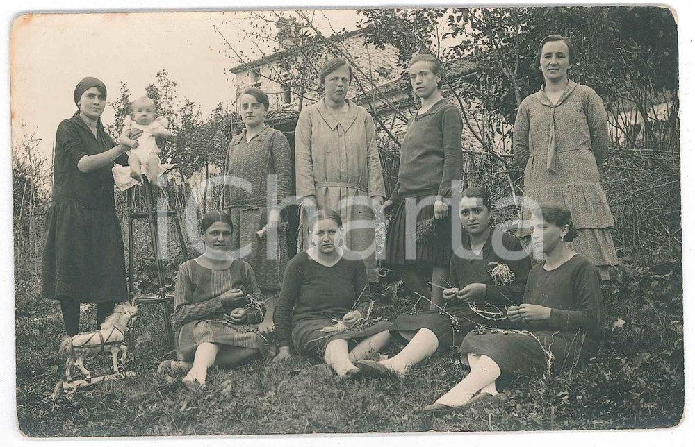 1920 ca ITALIA Gruppo di donne in campagna con bambino *Foto VINTAGE DANNEGGIATA  Fotografia d'epoca, in formato cartolina postale. VERY POOR/gravemente danneggiato strappo di circa 3 cm al lato superiore Formato: 14x9 cm originale e autentica 1
