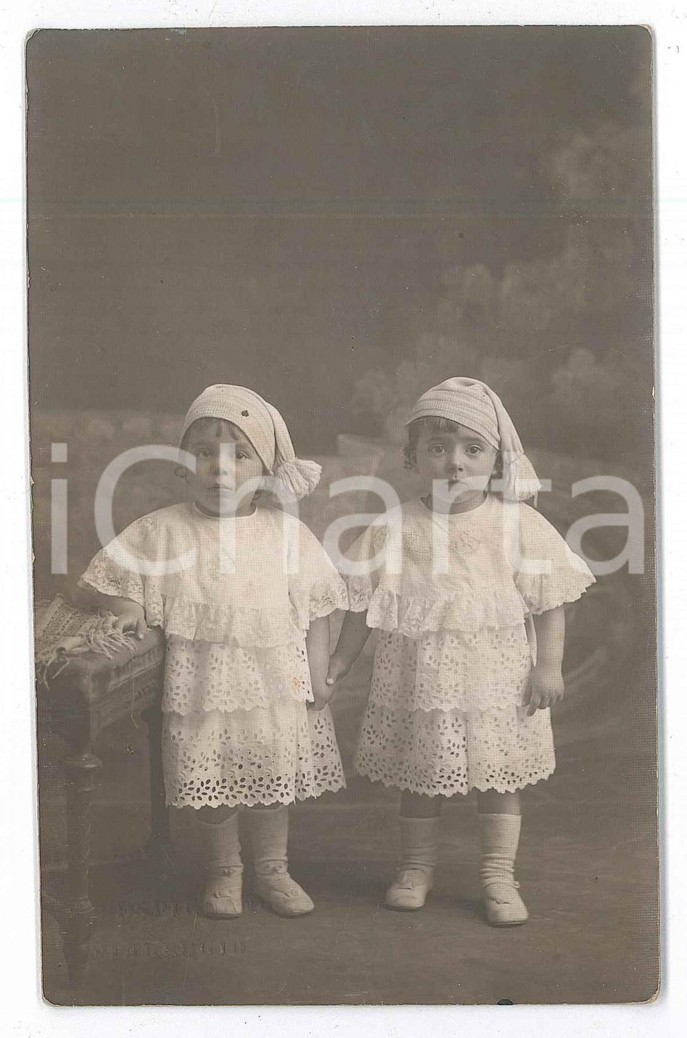 1915 ca VIAREGGIO Ritratto di due fratellini con il berretto - Foto VESPIGNANI  Fotografia d'epoca, in formato cartolina postale, con dedica al verso.I due bambini sono indicati con Franco e Tullio. GOOD/buono  Formato: 9x14 cm originale e autentica 1
