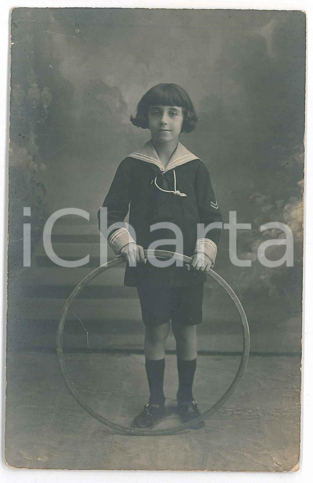 1925 ca ITALIA Ritratto di bambina con il cerchio - Foto cartolina VINTAGE Fotografia d'epoca in formato cartolina postale. GOOD/buono smussature angolari  originale e autentica 1