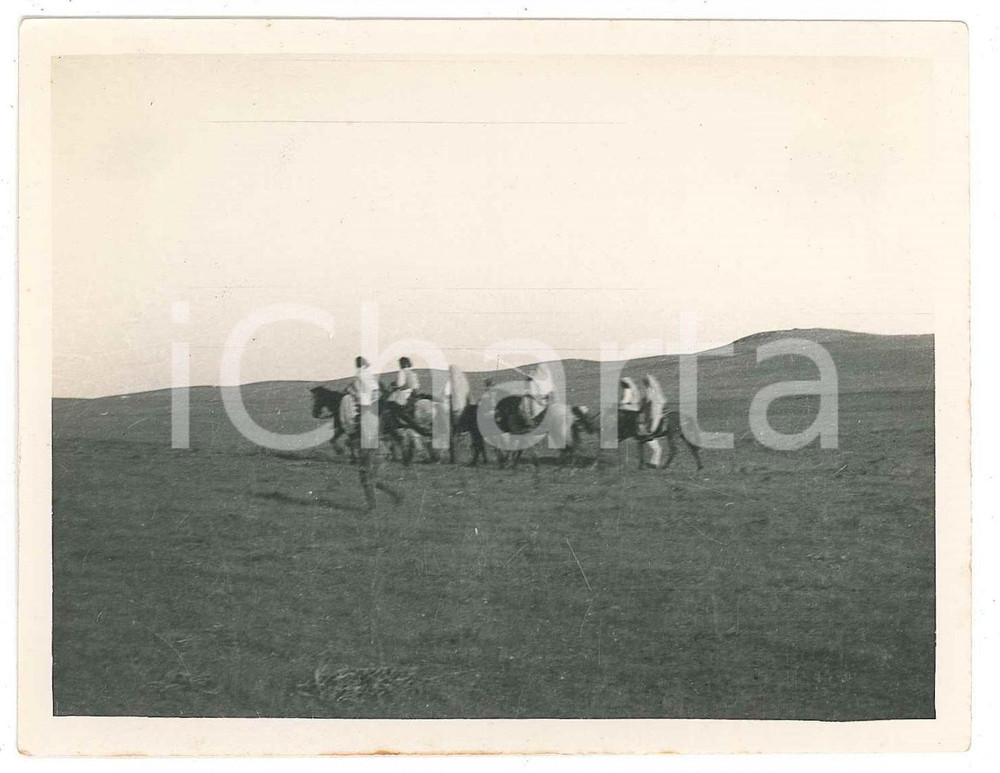 1920 ca LIBIA Ufficiali italiani con beduini nel deserto - Foto 12x10 cm  Fotografia d'epoca. FAIR/discreto residui cartacei al verso; difetti di stampa Formato: 12x10 cm originale e autentica 1