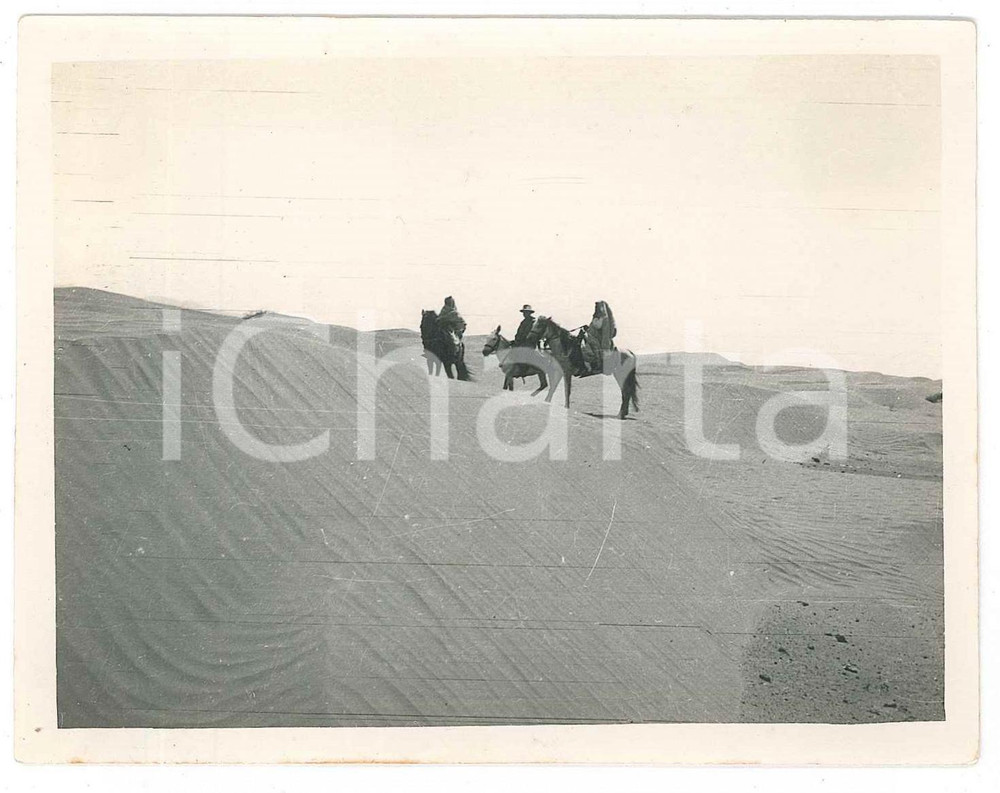 1920 ca LIBIA Ufficiale italiano con beduini nel deserto - Foto 12x10 cm  Fotografia d'epoca. FAIR/discreto residui cartacei al verso; difetti di stampa Formato: 12x10 cm originale e autentica 1