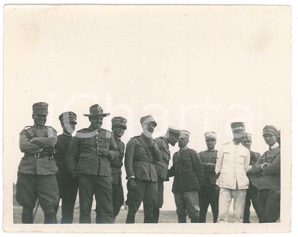 1920 ca LIBIA Gruppo di ufficiali italiani nel deserto - Foto 12x10 cm  Fotografia d'epoca. FAIR/discreto residui cartacei al verso Formato: 12x9 cm originale e autentica 1