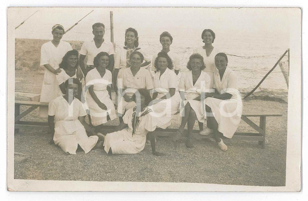 Luglio 1939 ITALIA Giovani donne in colonia - Foto cartolina VINTAGE  Fotografia d'epoca. FAIR/discreto minima abrasione angolare; lieve piegatura al lato destro Formato: 14x9 cm originale e autentica 1