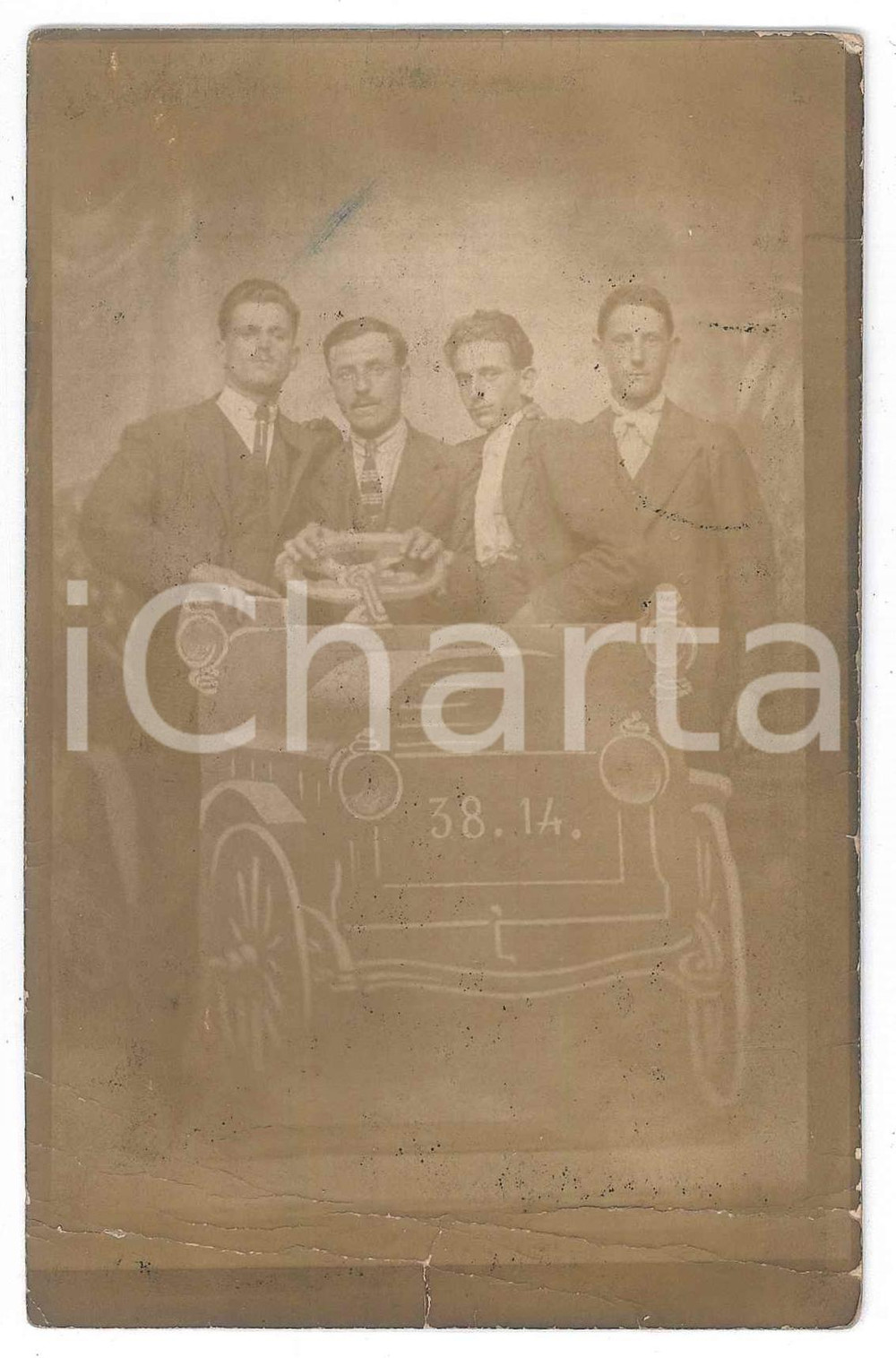 1920 ca s.l. Gruppo di amici su finta automobile - Foto cartolina CURIOSA  Fotografia d'epoca. VERY POOR/gravemente danneggiato piegature evidenti al lato inferiore; macchie; minime abrasioni marginali Formato: 9x14 cm originale e autentica 1