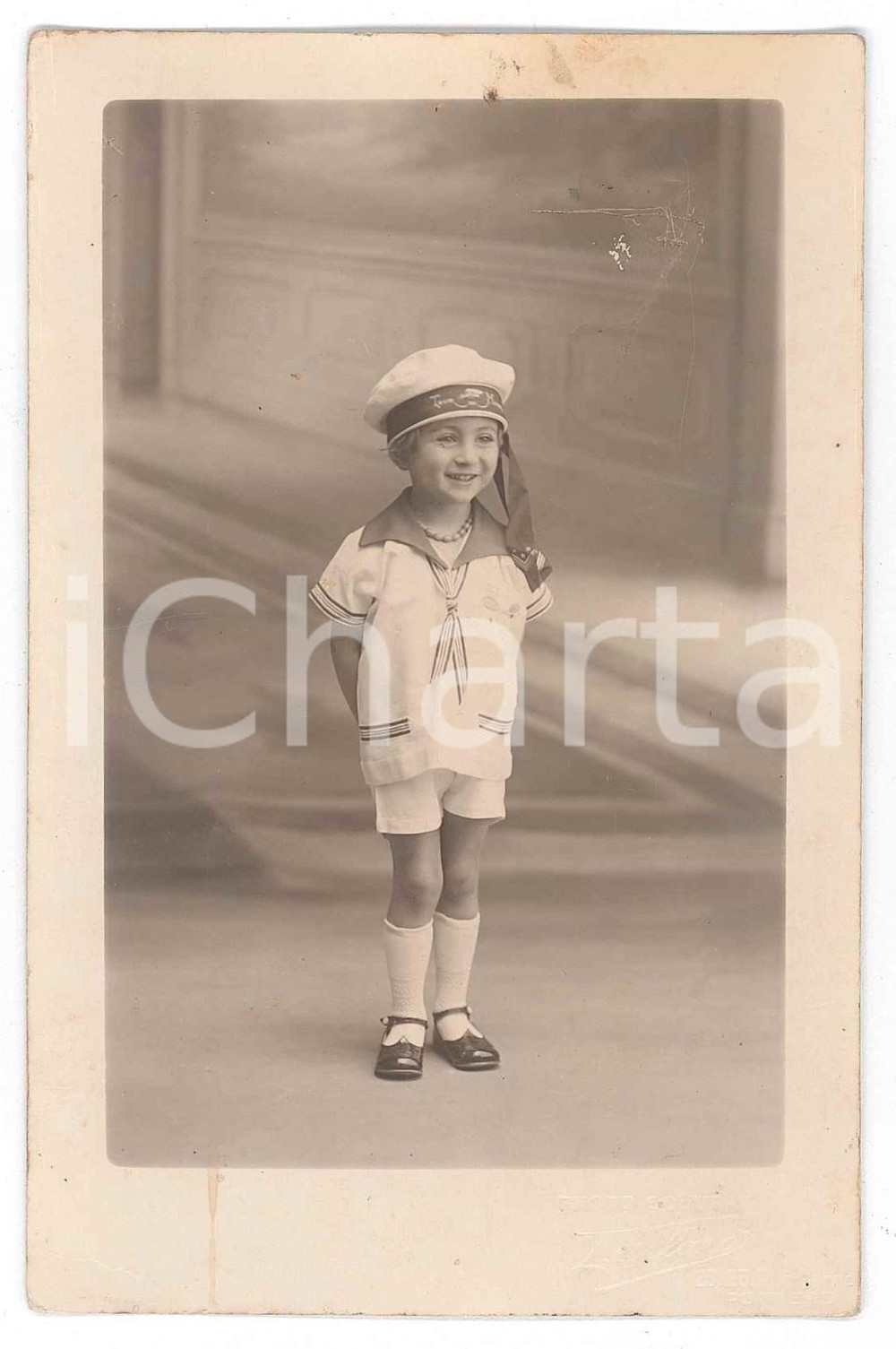 1925 POITIERS (FRANCE) Portrait d'enfant en tenue de marin -Photo Louis ALLARD  Fotografia d'epoca. POOR/danneggiato alcune macchie; foro di affissione al lato superiore Formato: 9x14 cm originale e autentica 1