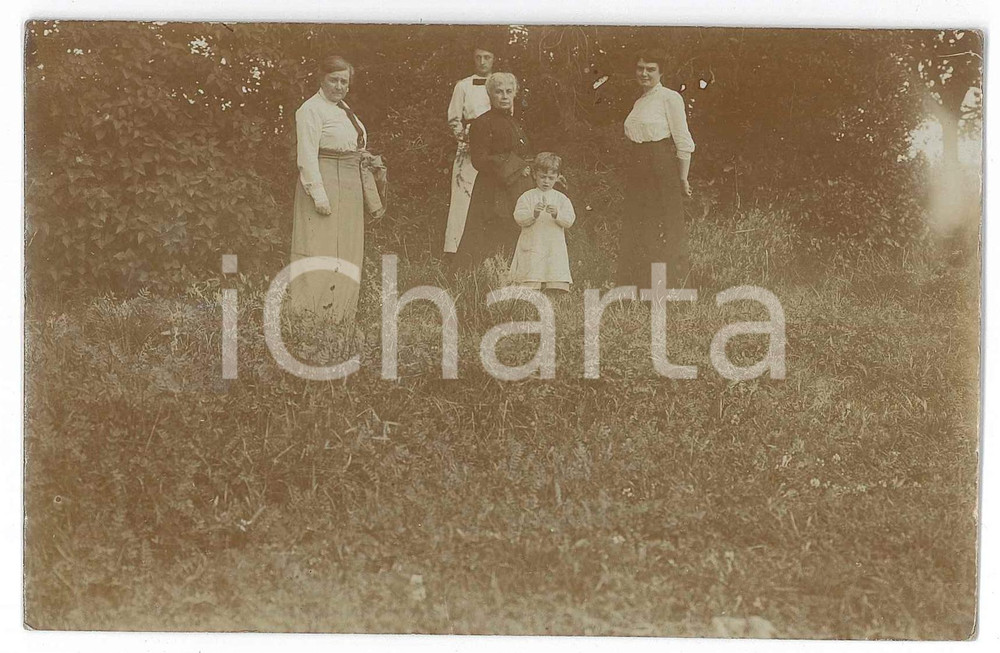 1910 ca ITALIA Famiglia con donne sul prato- Ritratto - Foto cartolina VINTAGE  Fotografia d'epoca, in formato cartolina postale. GOOD/buono ma difetti di stampa Formato: 14x9 cm originale e autentica 1