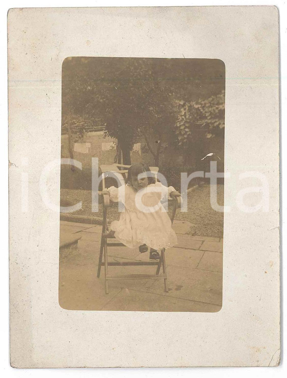 1915 ca ITALIA Ritratto di bambina in giardino - Foto VINTAGE 9x12 cm  Fotografia d'epoca. FAIR/discreto piccole piegature angolari; minimo strappo al lato destro Formato: 9x12 cm originale e autentica 1