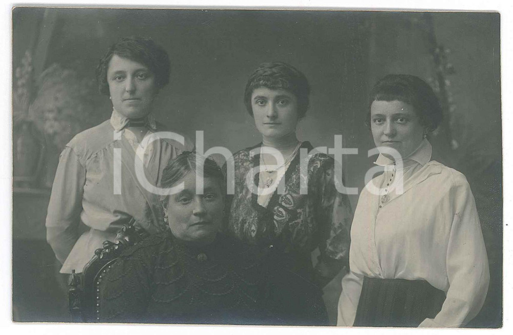 1917 DOMODOSSOLA Ritratto della famiglia ARMANDO- Foto VINTAGE 14x9 cm  Fotografia d'epoca, con didascalia manoscritta al verso. GOOD/buono  Formato: 14x9 cm originale e autentica 1