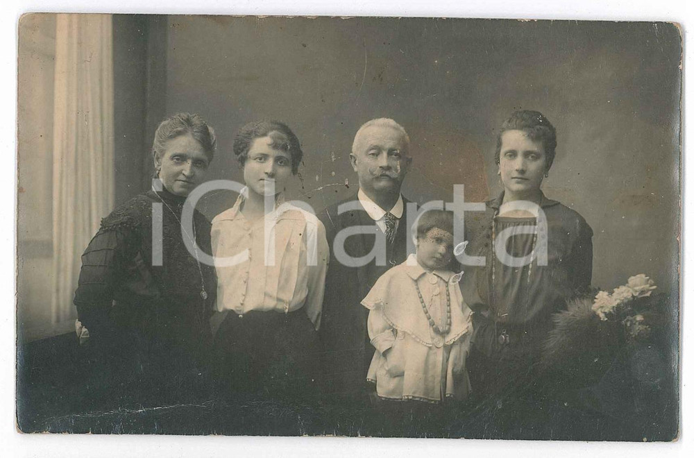 1917 DOMODOSSOLA Ritratto della famiglia ARMANDO- Foto DANNEGGIATA 14x9 cm  Fotografia d'epoca, con didascalia manoscritta al verso. VERY POOR/gravemente danneggiato piegatura centrale e al lato inferiore; macchie Formato: 14x9 cm originale e autentica 1