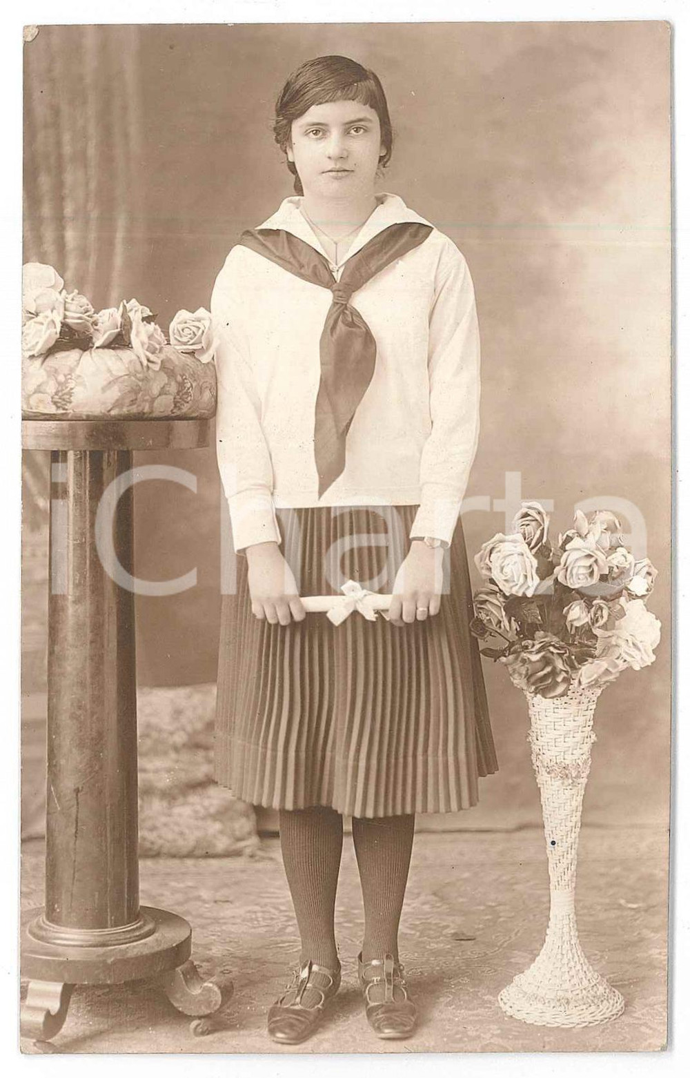 1925 ca PATERSON (NJ, USA) Graduated young woman - VINTAGE photo WALTER Studios  Fotografia d'epoca, in formato cartolina postale, con didascalia al verso.FOTOGRAFO: Photographie Rouen GOOD/buono  Formato: 9x14 cm originale e autentica 1