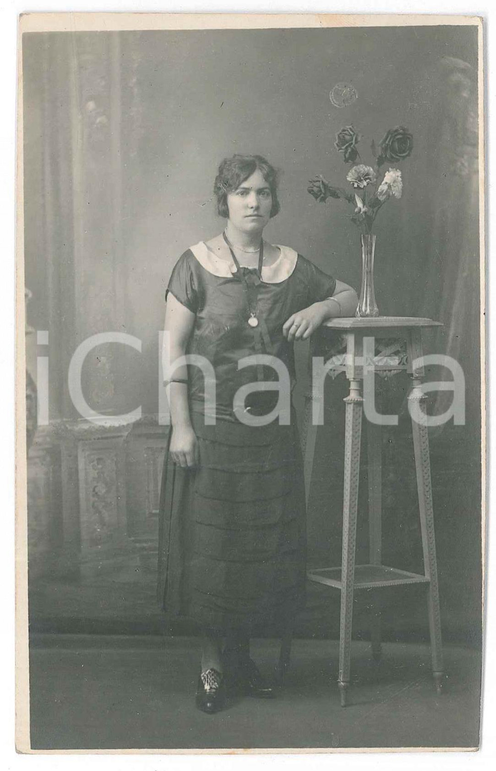 1925 PARIS Portrait de femme - Armandine LEMAITRE - Photo VINTAGE  Fotografia d'epoca, in formato cartolina postale, con didascalia al verso.FOTOGRAFO: Photographie Rouen GOOD/buono  Formato: 9x14 cm originale e autentica 1