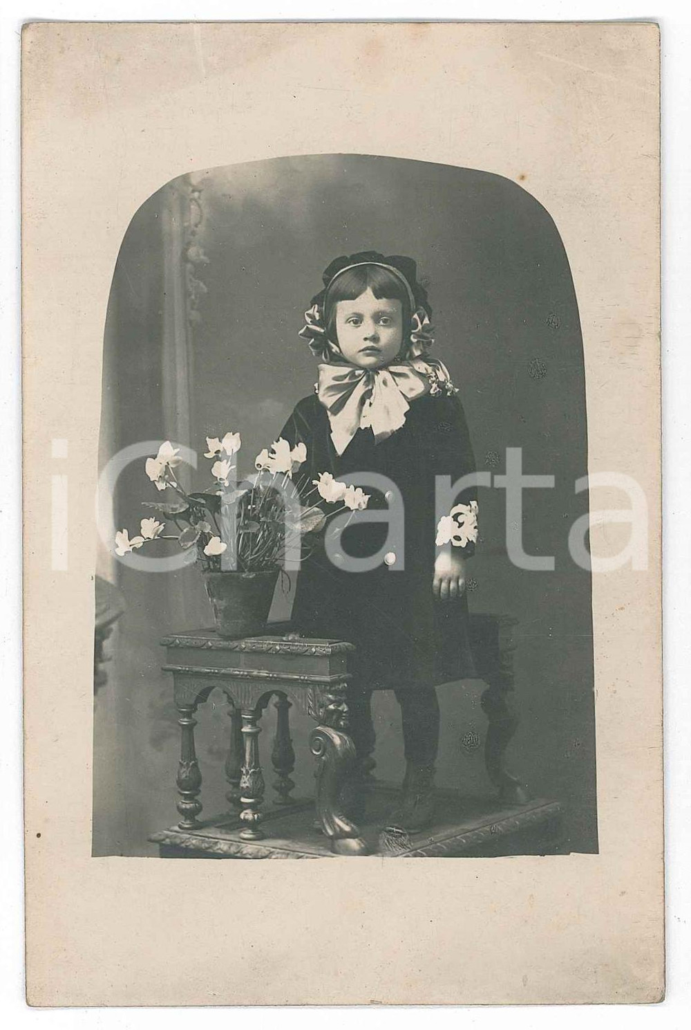 1912 DOMODOSSOLA Ritratto di bambina con vaso di fiori - Foto 9x14 cm  Fotografia d'epoca, con didascalia manoscritta al verso.Il nome della bambina &egrave; Pia. GOOD/buono  Formato: 9x14 cm originale e autentica 1