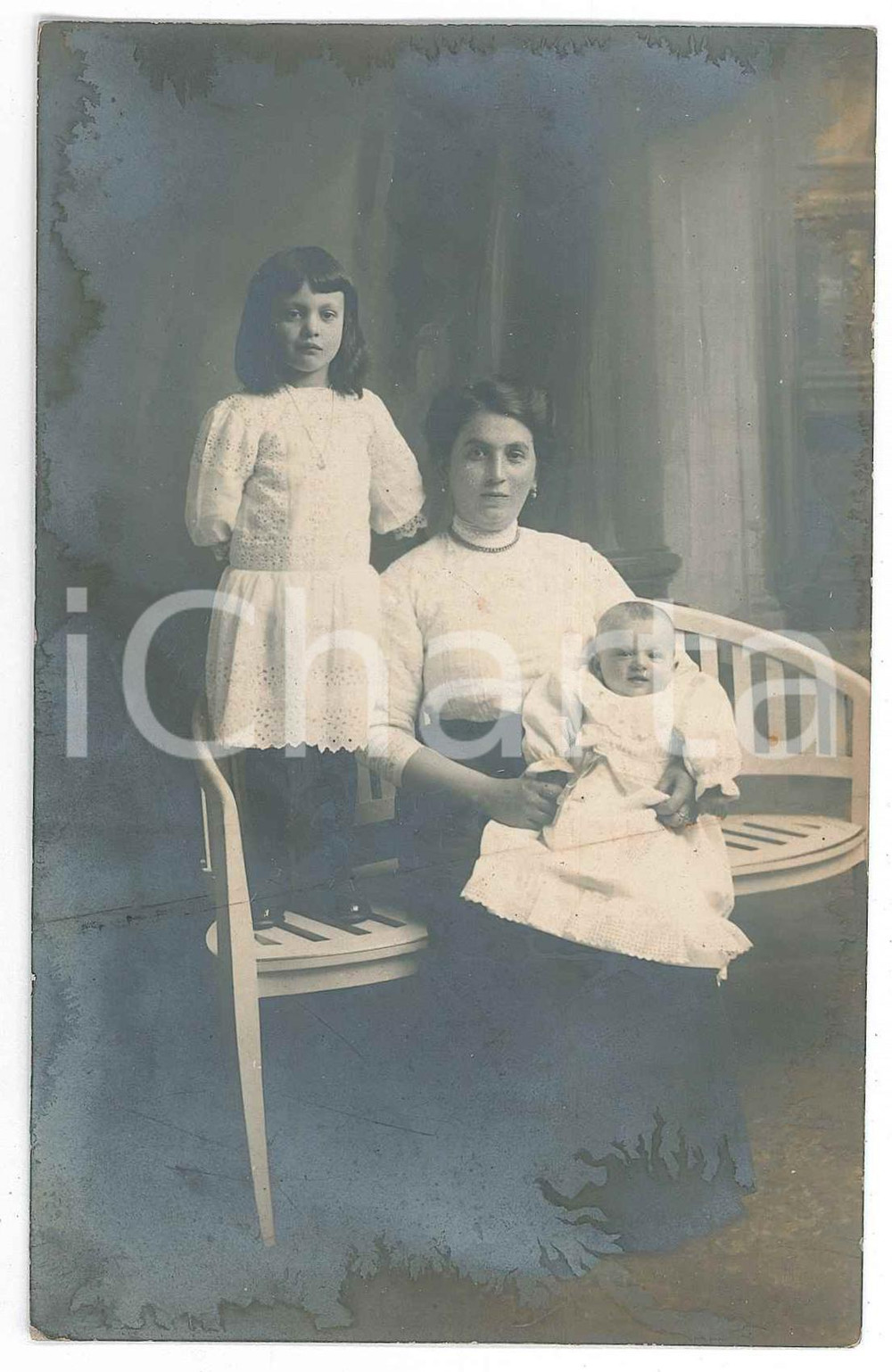 1913 DOMODOSSOLA Ritratto di donna con i figli Pia e Guglielmo - Foto 9x14 (2)  Fotografia d'epoca, con didascalia manoscritta al verso.FOTOGRAFO: Studio Artistico G. Mazzone POOR/danneggiato alone Formato: 9x14 cm originale e autentica 1